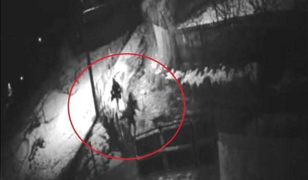 Cei trei hoţi de găini au fost filmaţi când s-au rătăcit pe uliţele satului