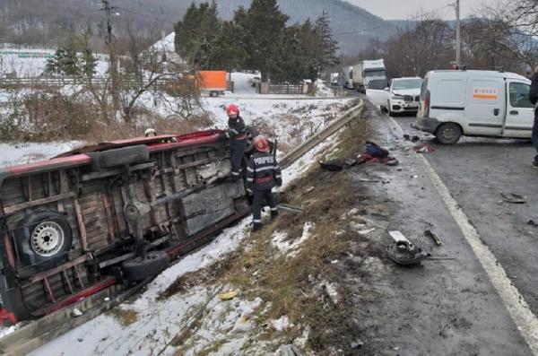 Microbuz răsturnat la Veţel, în Hunedoara