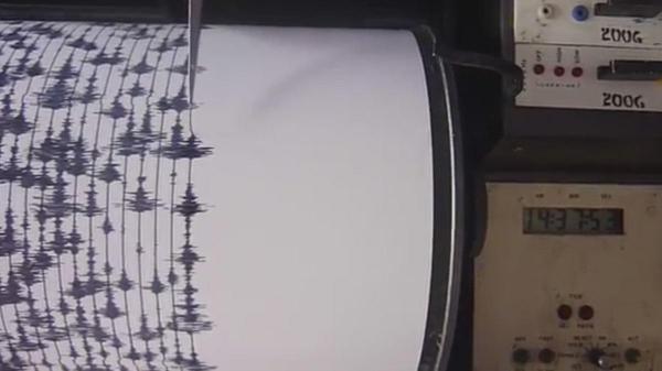 Seismograf care înregistrează un cutremur în Indonezia