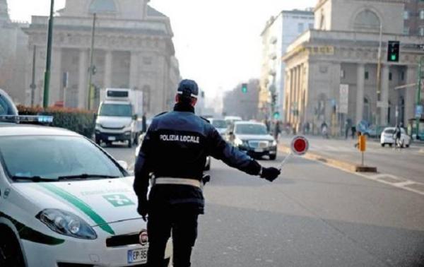 Polițist italian dirijează traficul