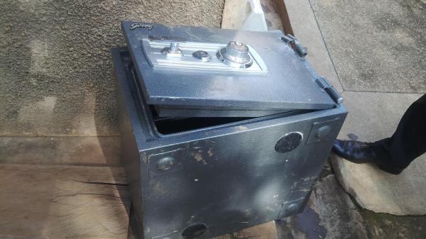 Primăria din Tibana, jefuită ca-n filme. Hoţii au fugit cu seiful în care se aflau toţi banii comunei