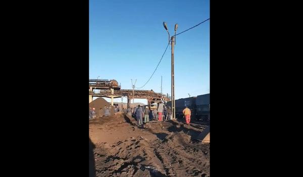 Tren blocat de mineri, în Gorj. Mii de angajaţi ai Complexului Energetic Oltenia au intrat în grevă