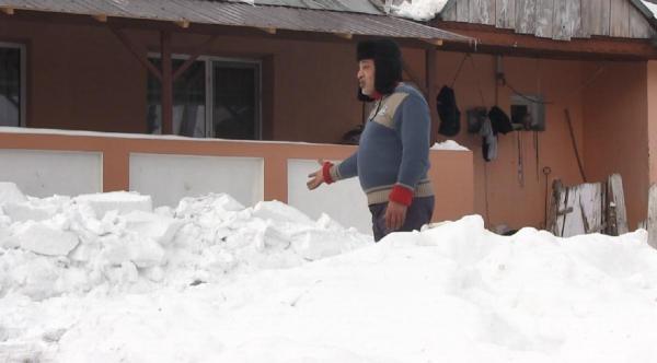 Un asistat social a sunat la 112 sa vina cineva sa ia zăpada