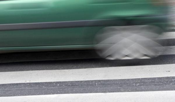 Doi copii spulberaţi pe trecere la Buzău de o şoferiţă. Femeia a fugit de la accident