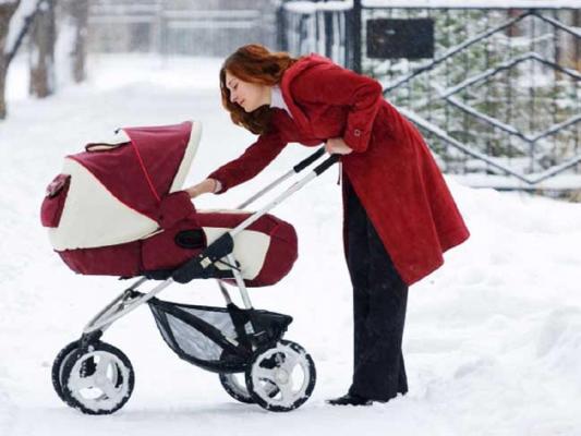 O bucată din fațada unei clădiri din Timișoara a căzut peste căruciorul în care se afla un bebeluș