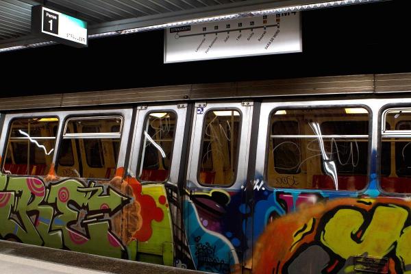 Un tânăr de 19 ani s-a aruncat în fața metroului, în stația Costin Georgian