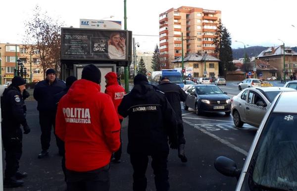 Un bărbat a fost găsit mort într-un taxi, la Brașov. Polițiștii fac cercetări pentru ucidere din culpă (Video)