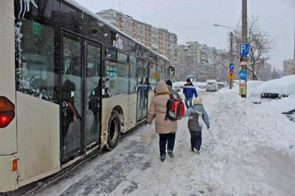 Patru şcoli închise în Bucureşti, după o avarie de proporții la RADET. Cursurile au fost suspendate, elevii trimişi acasă