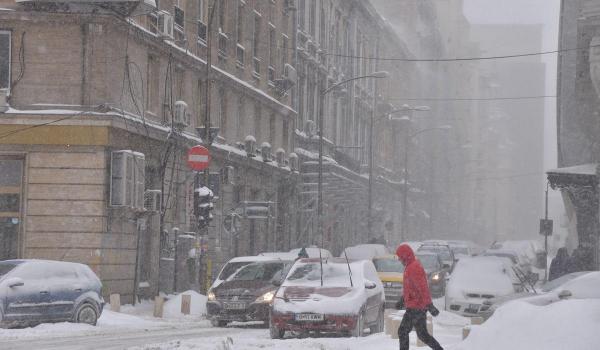 Stradă înzăpezită din centrul oraşului Bucureşti