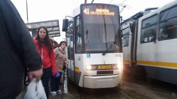 Nebunie în Capitală, circulaţia tramvaielor 41 este blocată. O garnitură a deraiat în Ghencea