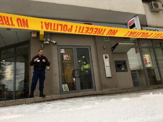 Jaf la o bancă din Craiova. Un individ mascat a ameninţat o angajată cu pistolul şi a fugit cu banii din casierie