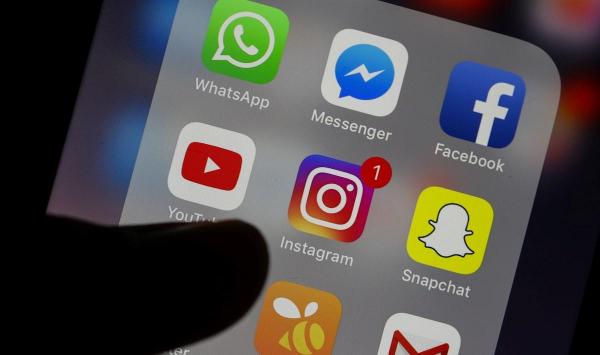 Iphone cu aplicaţiile Facebook Messenger, Whatsapp şi Instagram