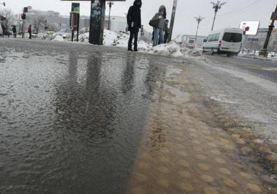 ANM continuă să emită alerte de vreme severă cu efect imediat. Mai multe judeţe lovite de ploi îngheţate şi polei, în următoarele ore