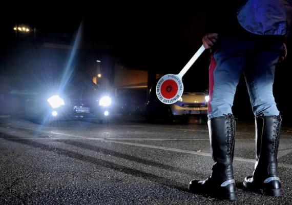 Un român şi-a dus nevasta în parcările TIR-iştilor, pe o autostradă din Italia, ca să facă bani pentru benzină