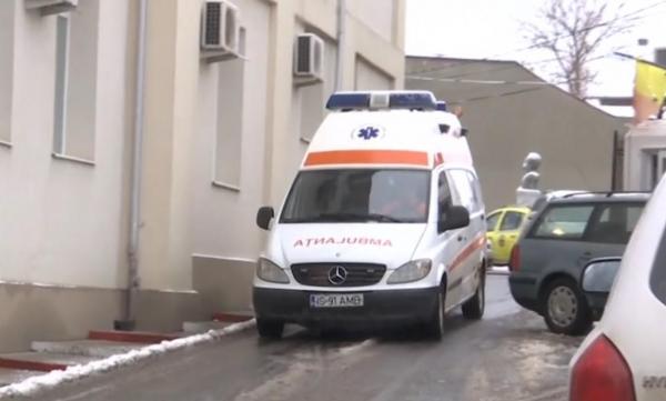 Ambulanță în fața unui spital