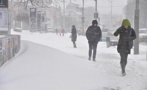 Stradă înzăpezită din București într-o zi de iarnă