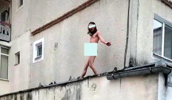 Tânăr dezbrăcat pe terasă