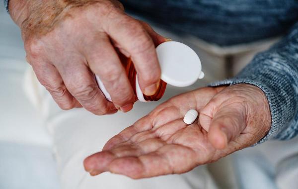 Bătrânul a fost filmat chiar în momentul în care a pătruns în camera colegului ca să fure