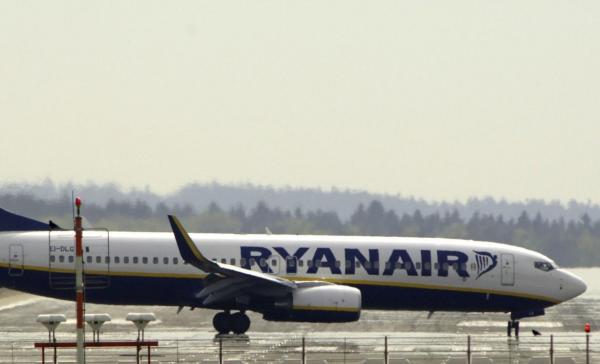 Avion Ryanair pe pista unui aeroport