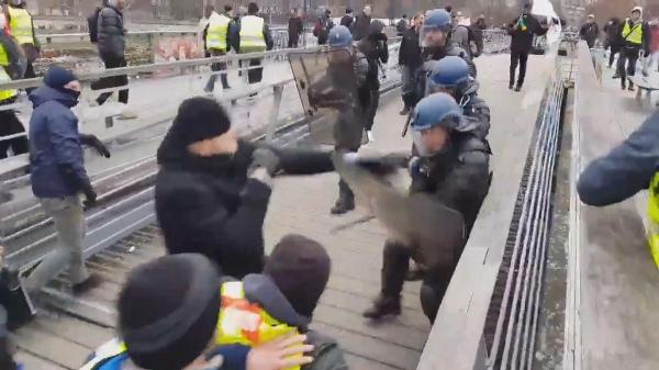 Jandarm bătut de campion de box