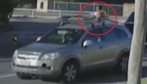 Copilul pe capota mașinii mamei sale