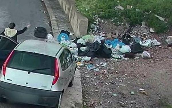 Bărbat aruncă pe stradă gunoi