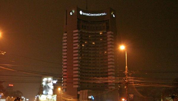 Persoană aruncată de pe Hotelul Intercontinental