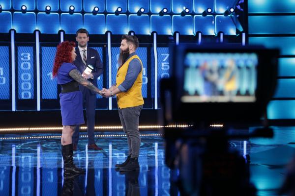 Un cuplu special își testează norocul la The Wall- Marele Zid