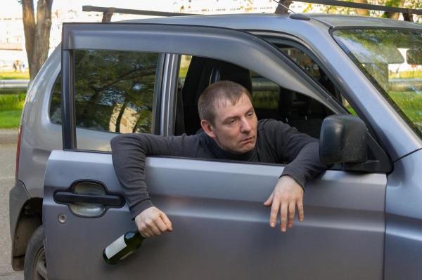 Toţi membrii unei familii din Iaşi au fost reţinuţi, prinşi beţi la volan cu alcoolemii record