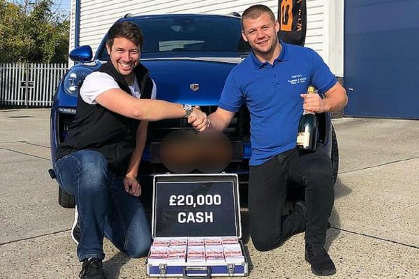 Un instalator a câștigat un Porsche 911 Carrera