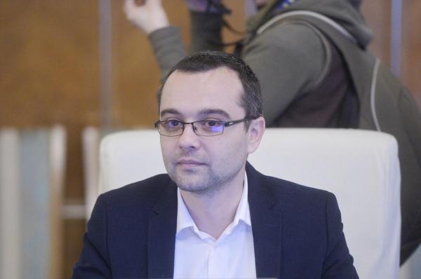 Gabriel Petrea stă pe scaun la masa de şedinţă a guvernului