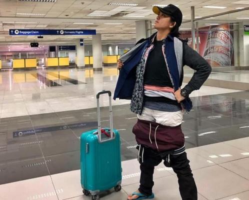 Femeie îmbrăcată cu toate hainele, pentru a nu plăti taxa pe baga