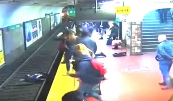 Femeie împinsă pe şinele de metrou, salvată în ultimul moment de oameni