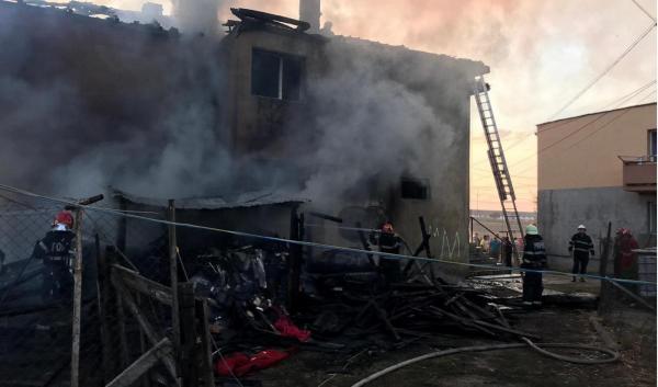 Acoperişul unui bloc, afectat de incendiu