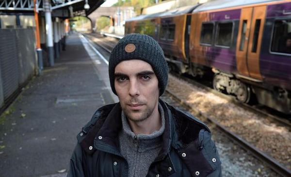 Românul într-o gară din Birmingham