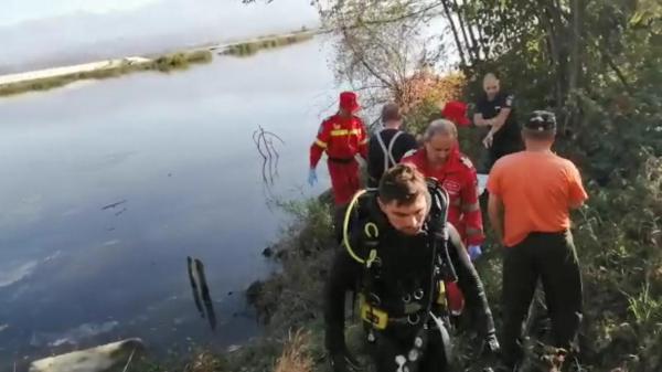 Salvatorii au adus la mal trupul tânărului mort în râul Olt