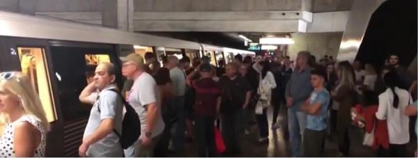 Trenul a rămas blocat în staţia Basarab cel puţin 20 de minute