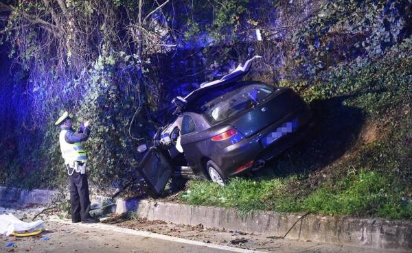 Românca a murit după ce a intrat cu Alfa Romeo într-un zid de pe marginea drumului, în Bologna, Italia