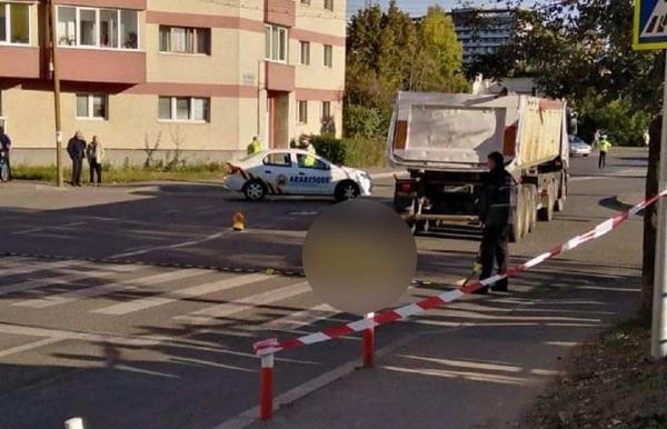 O femeie a murit călcată de un camion, pe o trecere de pietoni din Cluj-Napoca