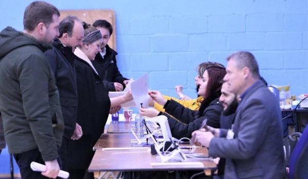 Decolteul unei doamne din comisia de votare, reclamat la BEJ de o femeie: "E prea adânc şi are dantelă neagră"