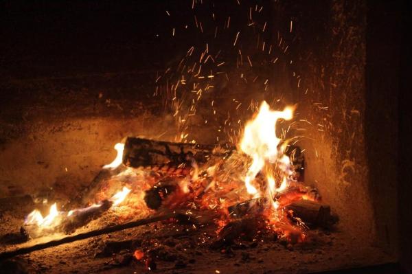Un copil a luat foc în timp ce dormea, în Vaslui