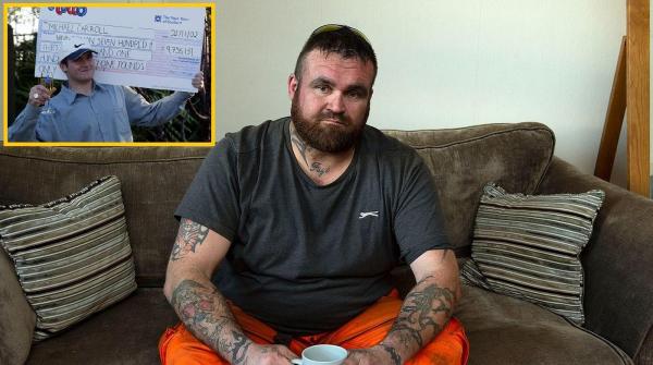 Michael Carroll stă pe o canapea în apartamentul din Scoția