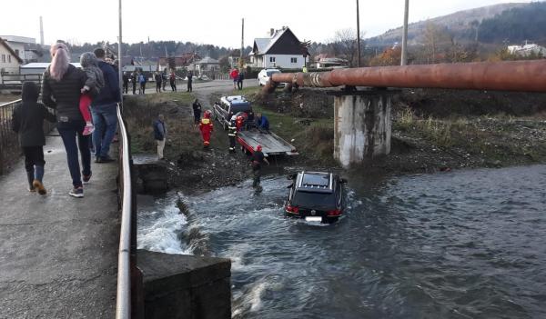 Mașina Vollswagen Touareg blocată în apă