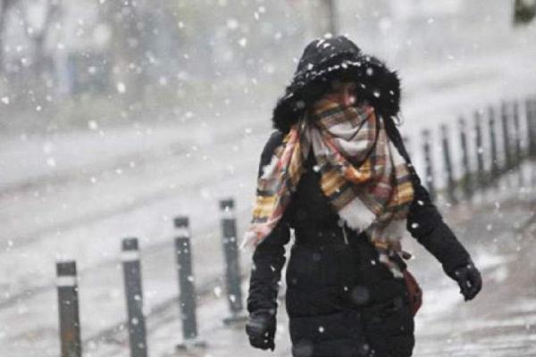 ANM anunţă frig în toată ţara, viscol şi ninsori la munte