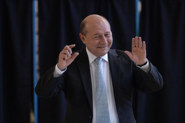 Traian Băsescu iese din cabina de vot