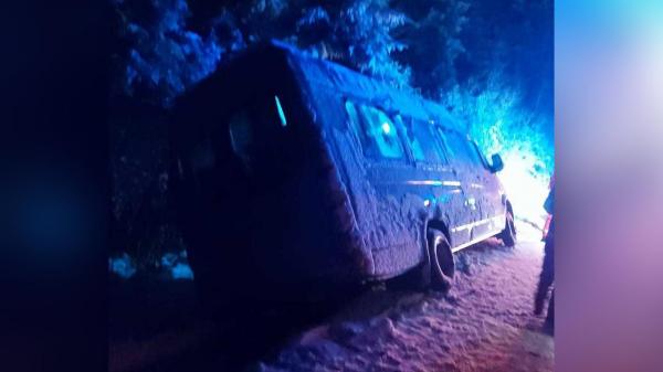 Microbuzul echipei Gloria Buzău la locul accidentului din Vrancea