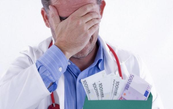 Medici din Cluj, trimişi în judecată sub control judiciar