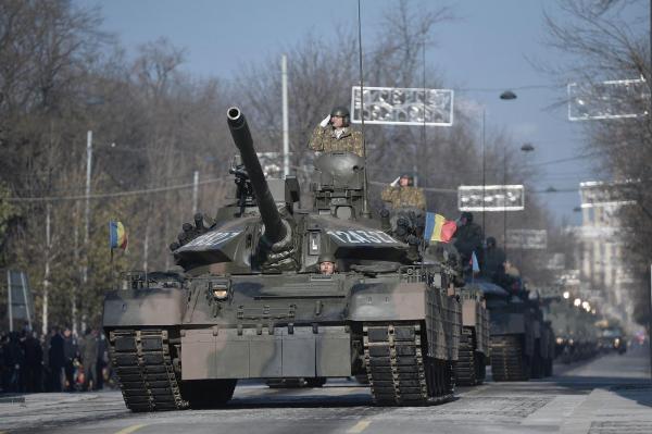 Tancuri defilează la parada militară de 1 decembrie din București