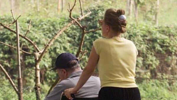 Bătrân italian alături de îngrijitoare