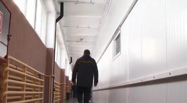 Gardian merge pe holul unei închisori